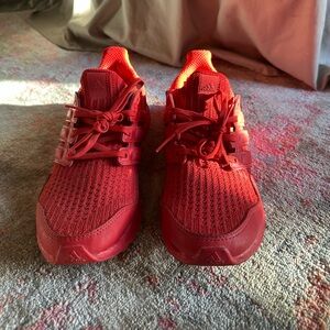 • Adidas Ultra Boost Size: 8 •